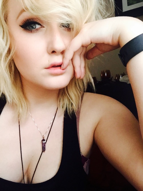 dunge0ns-past:  Love me and my face thanks.