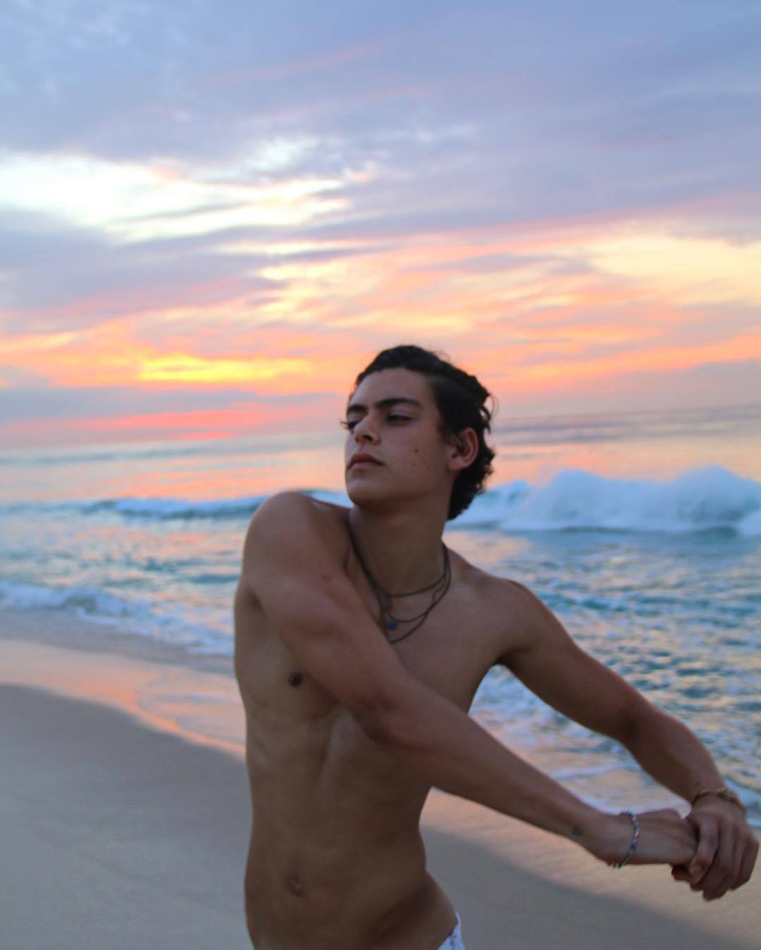 🐧 You Must Be Gay+ To View This Blog*