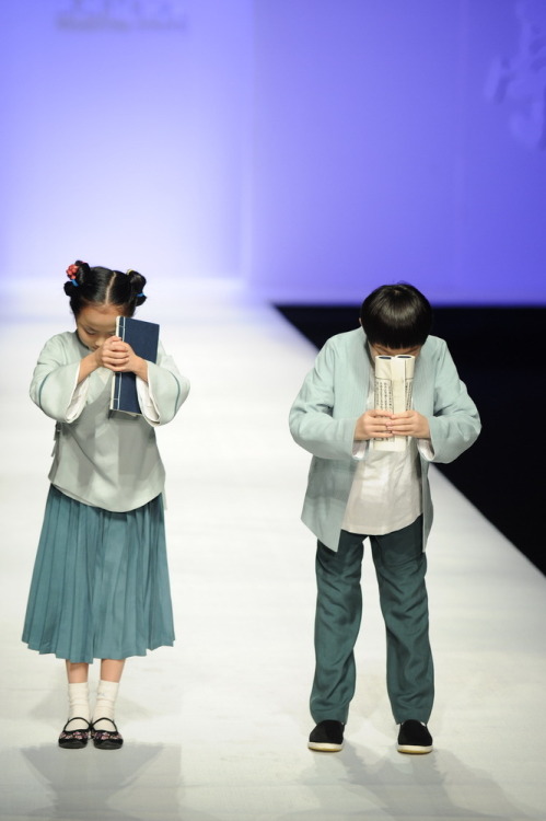 chinaism: Respect 尊敬 Chinese kids in Hanfu 漢服 Designer: Chu Yan/楚艳