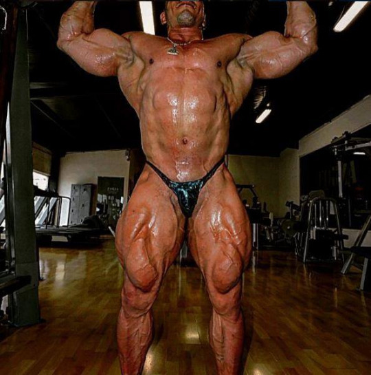 bigbodybuilderboys:  Bulging muscles with a tiny pecker 