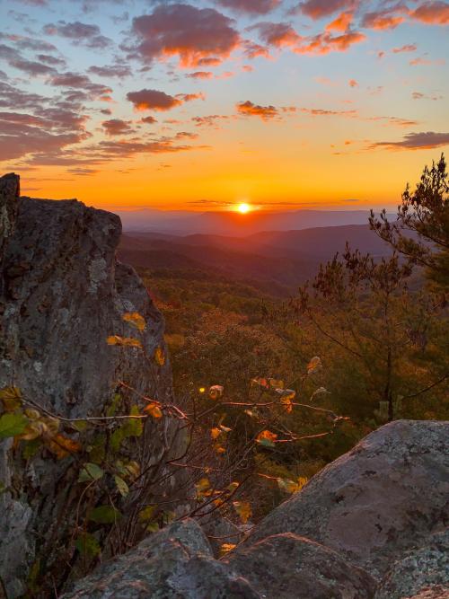 entertainmentnerdly: Sunset in the Blue Ridge Mountains, Shenandoah National Park, VA. [OC] [3024x40