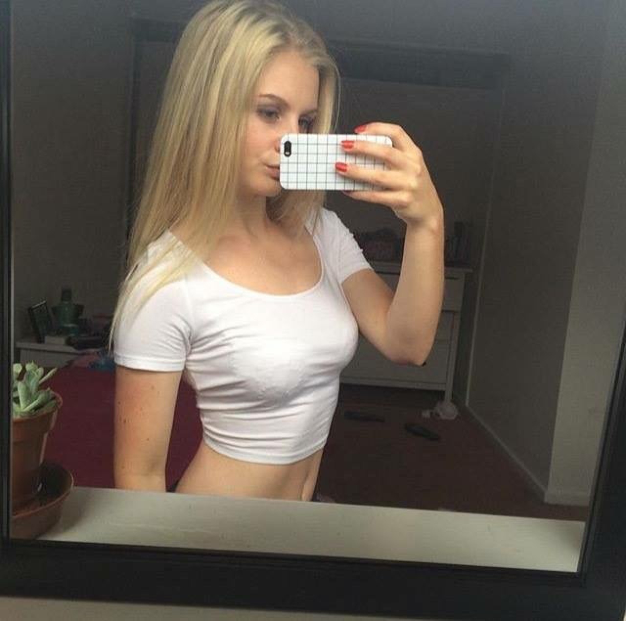 cov-girl-selfies:  Name is Lucy Wells