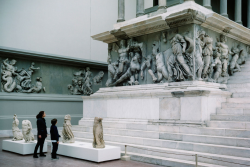 suivra:  Pergamon Museum 6, 1996, Thomas