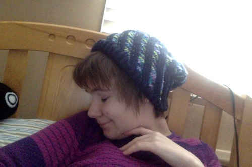 Bicolor Spiral Hat complete. It’s very soft and warm!I think it’s made of Red Heart