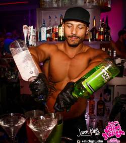 fyeahalexsanchez:  Alex Sanchez pouring drinks