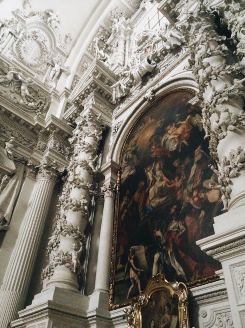 astraera: theantinerkirche, münchen (ig: entheofushia)