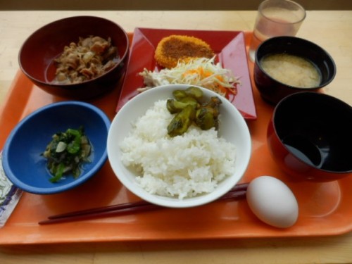 jeou:  Universities across Japan are beginning to offer balanced breakfast options for only 100 yen (Ũ.98) to students so they can show students the importance of breakfast on their health and well-being. 