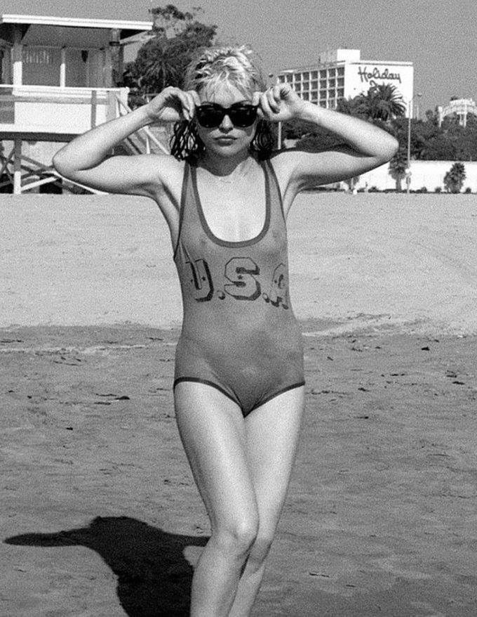 toonarmyist:  Debs sur le Plage  BOOM 