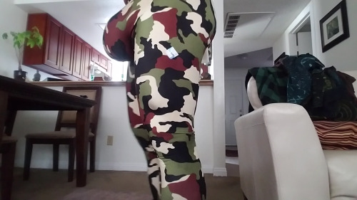 bigspandexbulge: Jeffrey Scott’s camo tights holding me up nicely.