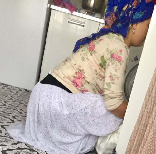 Yengesini gizli gizli çekmiş