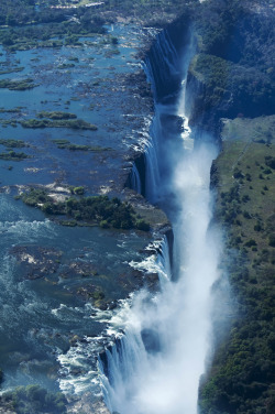 westeastsouthnorth:Victoria Falls, Border of Zambia &amp; Zimbabwe