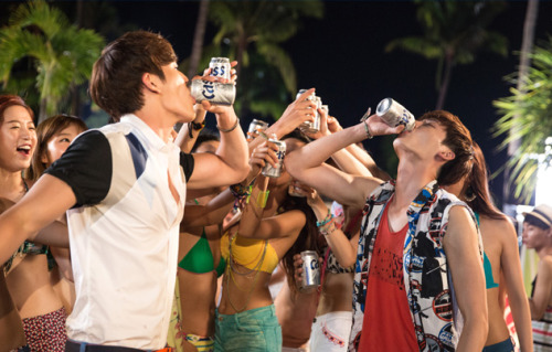 gilbakk: [Part.1] Lee Jong Suk＆Kim Woo Bin - BEER「Cass Fresh」website gallery! Source: http://www.ca