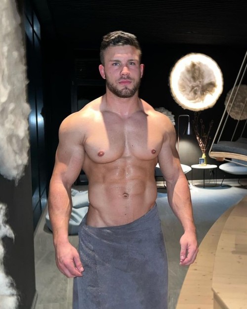 Intopower:    Nathanael Radloff. Ig: @Nathanael_Radloff  