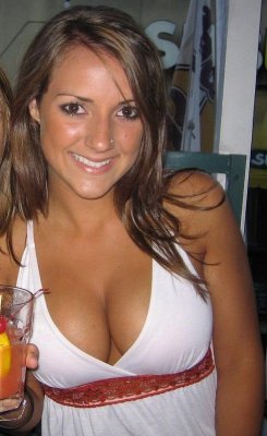 cleavagetweet:  #Cleavage out drinkin’ 