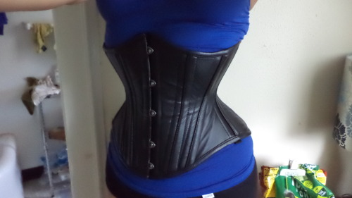 snarkopticon: More pics of me seasoning my new Mystic City leather cincher. A better-defined waist a