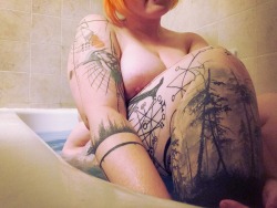 waytoomuchinformation:  Playing in the tub again.