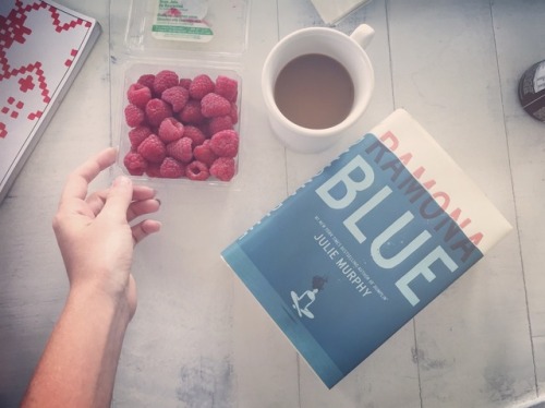 bookstacksonstacks: beach, breakfast, book