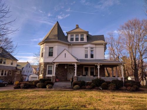 Ardmore, PA Top floor apartment, no price listed, just cute