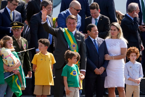 allthebrazilianpolitics: Rallies for and against Bolsonaro on Brazil national dayThousands have conv