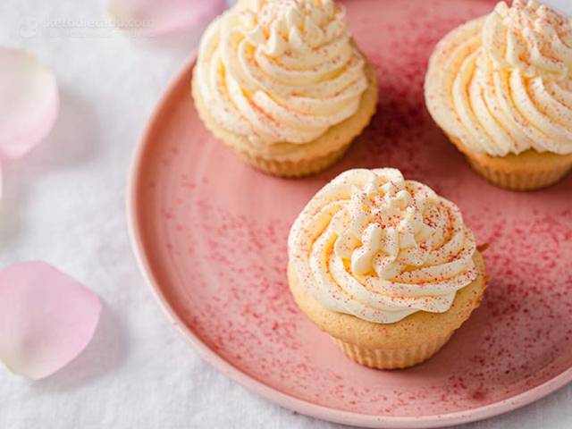 Keto Cupcakes with Swiss Meringue Buttercream Frosting #keto#cupcakes#cupcake#swiss meringue#meringue#buttercream #swiss meringue buttercream #frosting#icing#butter#almond milk#egg#eggs#erythritol#swerve#almond#nut#nuts#almond flour#coconut flour#flour #whey protein powder #sweet#dessert#recipe#food#foodporn