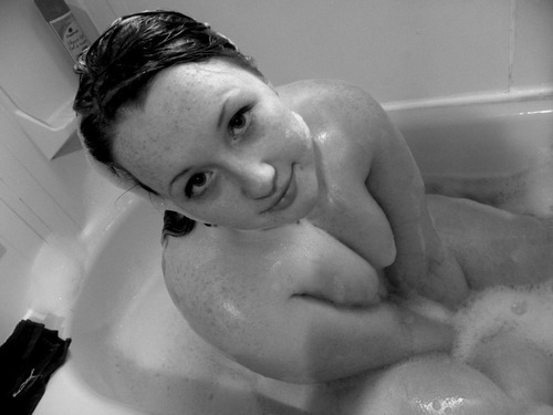 miss-bella-green-eyes-x:  Some more bathtub pictures. :) Enjoy. 