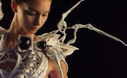 boredpanda:  This 3D-Printed Spider Dress Uses Robotic Arms To Defend Your Personal Space