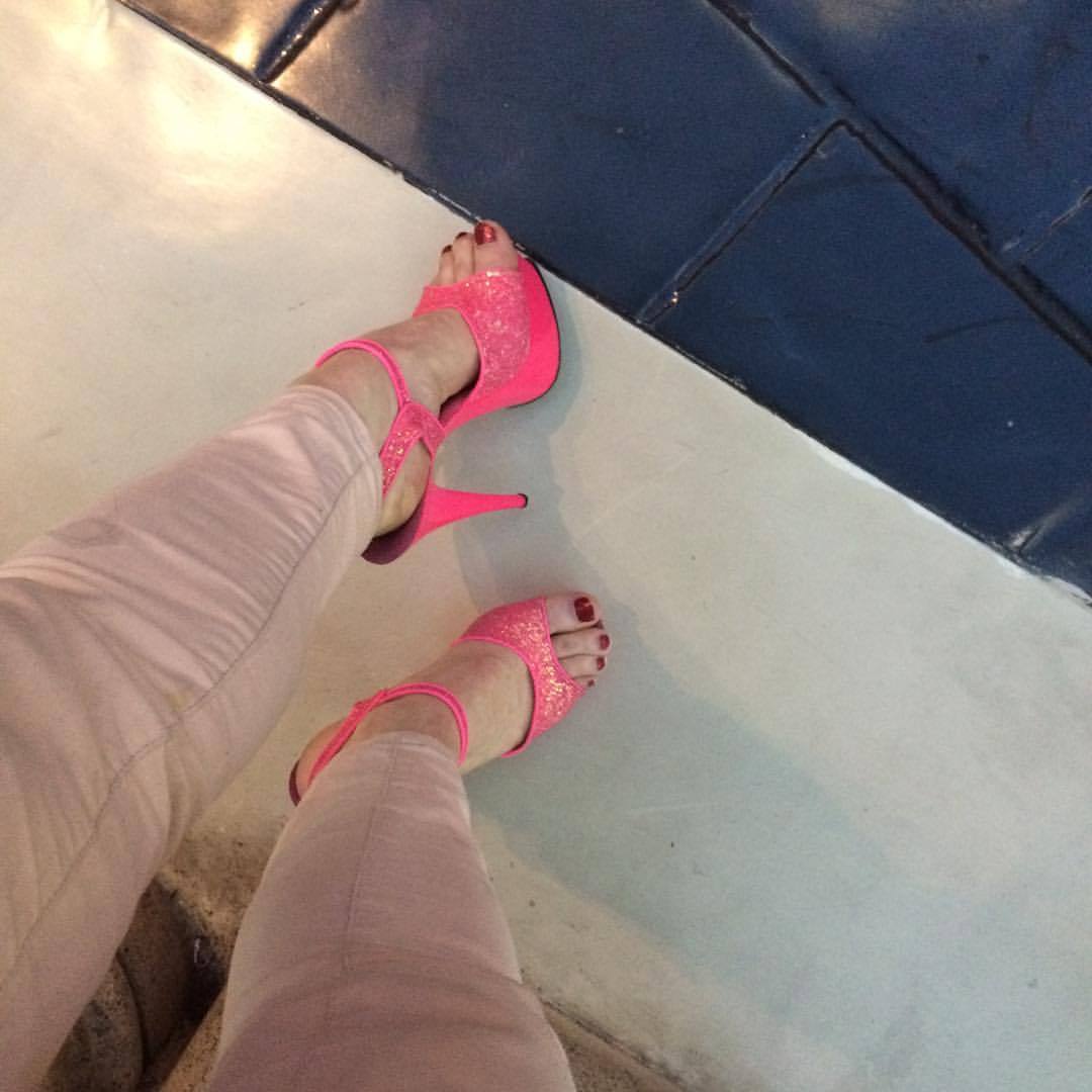 taraemory:  Somehow my feet already got wrecked from normal, well broken in kitten