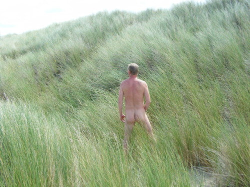 Wenn es warm ist treibe ich mich gern an den Stränden und Dünen in Holland rum. Nackt zu sein ist fü