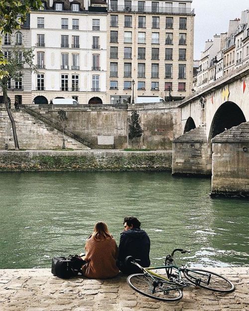 bonjourfrenchwords:Un moment de calme sur les bords de Seine. • A peaceful moment on the banks 