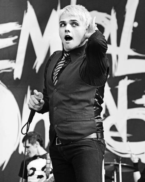 frnko-mars:paulharries: My Chemical Romance @gerardway shot in Japan 2006 @summersonic_official