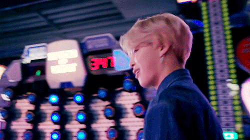 kimdaily:cuties playing at an arcade