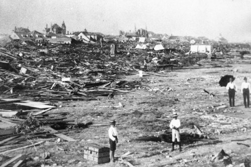 Photos of the 1900 Galveston Hurricane (Texas).While the people of Galveston could see there was a s