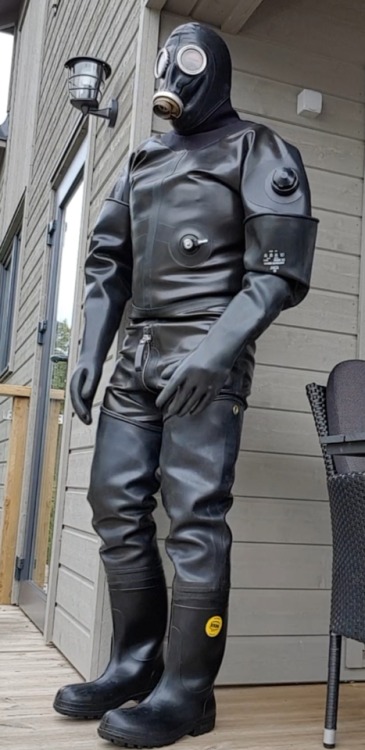 sag4: Rubbered today. Sexy. Love to try this suit! And be kept in it for a few hours or days.