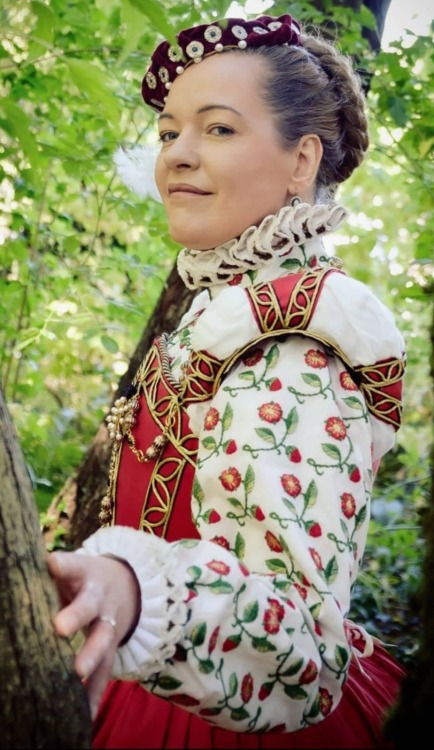  Elizabethan red costume (based on the portrait of a young lady, possibly Helena Snakenborg, Later M