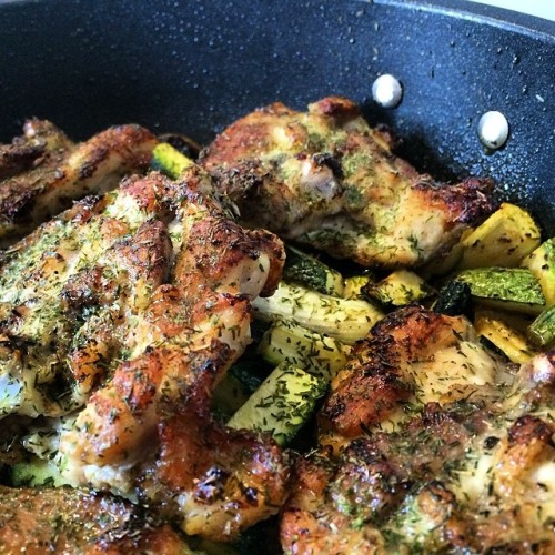 kitchenbrain:Sovracoscie di #pollo arrostite alle erbe, con zucchineSe volete un blog di cucina di u