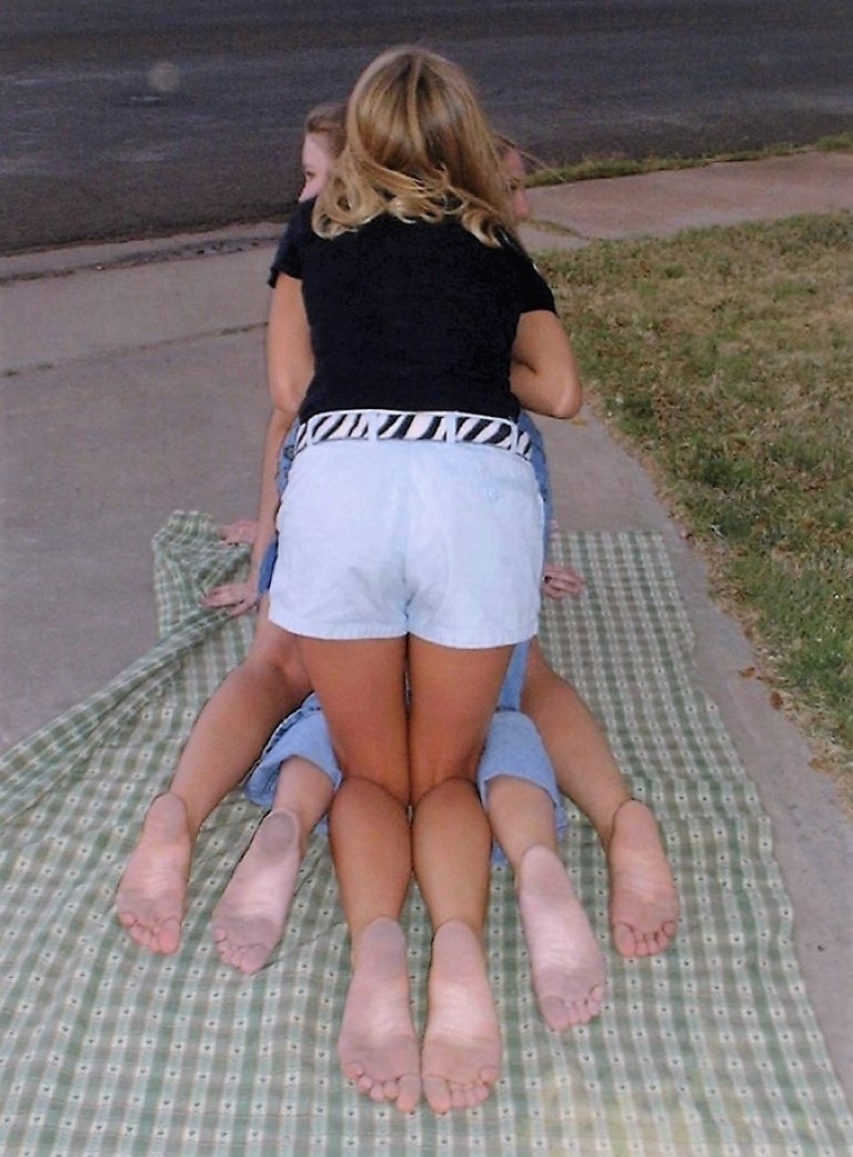 jennsummers50: Three beautiful sisters barefoot in public :)  barefeetinpublic 