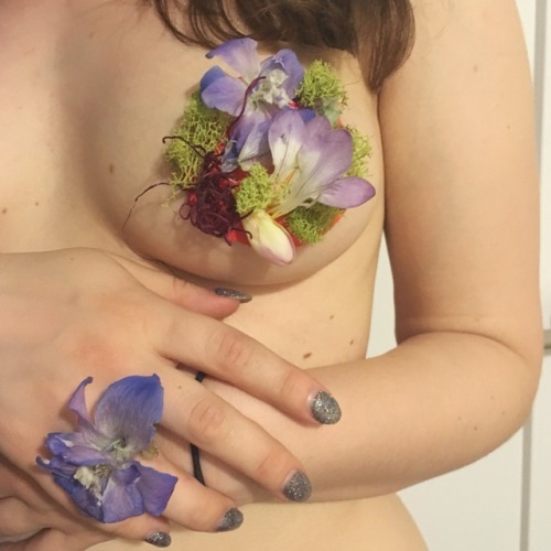 herdirtylittleheart: Flower Fairy Looks June 8th 2018 - Sabina teaches us how to make pasties and jewellery from fresh flowers (Heart, Beth, Mo, Peach, Kitten, Sabina, Ms.O &     Elly) 