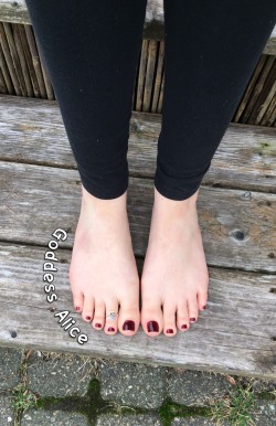 goddessalice:  Dirtygirl Feet in deep red.