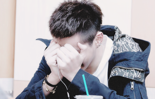 fan-qins:  ⓒ Kris being /)__(\  He has yaoi hands.