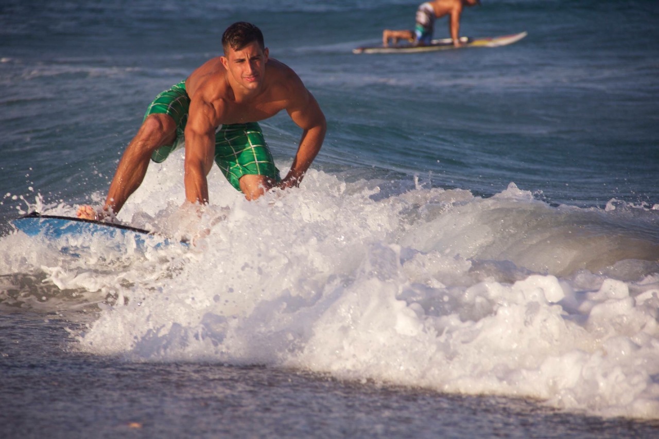 Hot surfer dude  http://imrockhard4u.tumblr.com