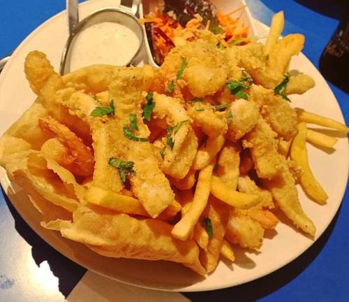 Lazy Moe’s don’t mess around with their seafood! Didn’t even get to the chips. 😂  #calamari #prawns #scallops #fish #seafood #food #foodie #foodporn #foodieporn #foodofinstagram #foodgram #instafood #instafoodie #melbournefoodies