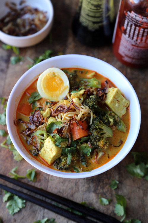 craving-nomz:Vegetarian Thai Curry Noodles