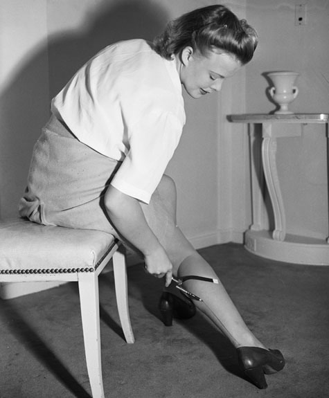 thevintagethimble:  Nylon Stockings During WWIISilk or nylon stockings were in extremely short supply by the summer of 1942, despite the presence of American GI’s In Britain who could sometimes get hold of stockings from the US. Most women had to find