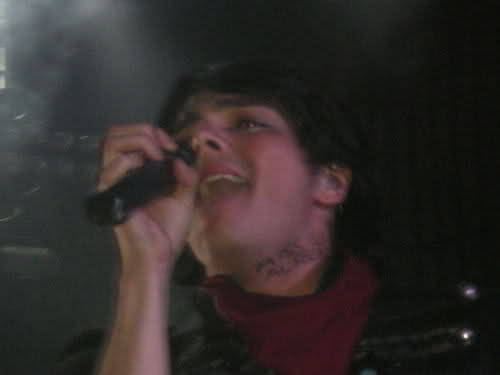 sevenclowds:Gerard Way Sharpie Writing - Part 4 of 7 (the rest)HI (on hand)KIDNAP (on neck) - Projek