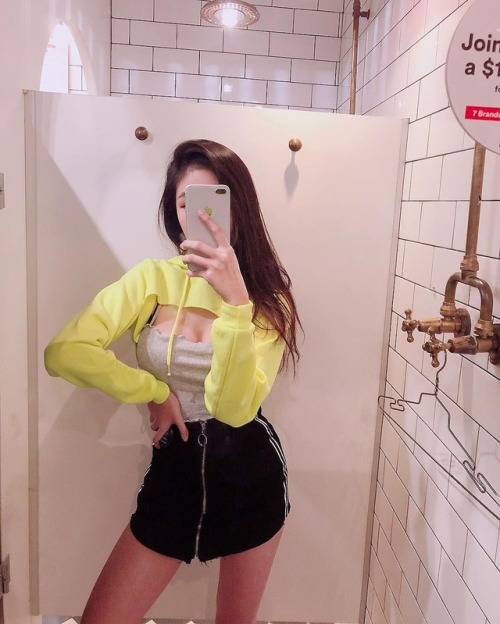 irubishootip0st:sgsexydreamlandcollection:Who could say no to mirror selfies like these?Amazing