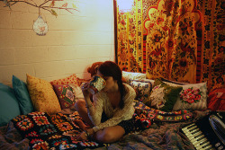 fuckyeahtumblrrooms:  boho feel. I’m also 100% sure that this is a dorm room.