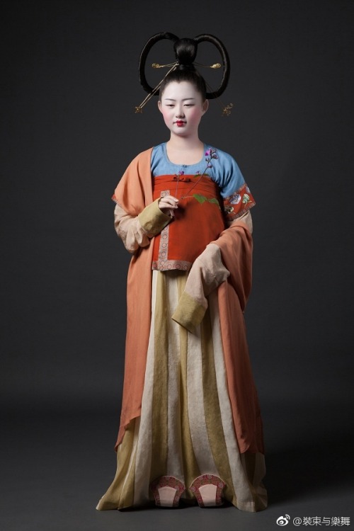 dressesofchina:Recreated Tang Dynasty looks. Tang dynasty had some outrageous hairstyles (but not as