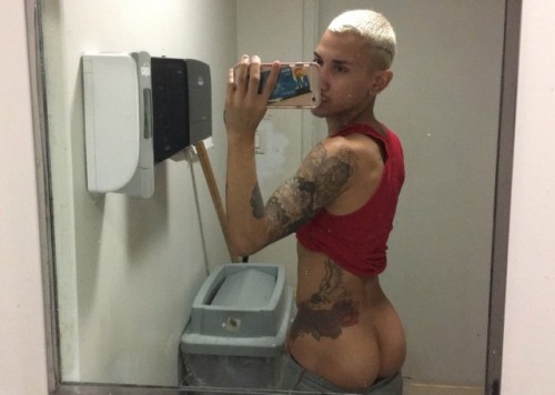 babiboi07:  http://babiboi07.tumblr.com adult photos