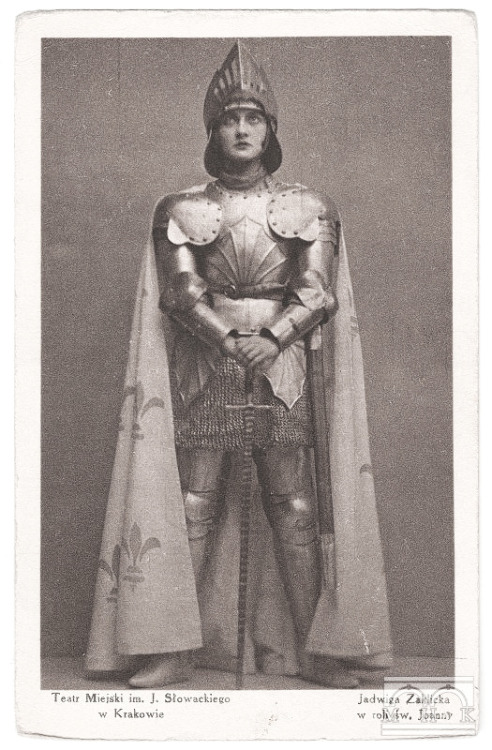 Portrait taken in c.1910s-1920s in the atelier of the Polish photographer Józef Kuczyński (1877-1952). Image © Historical Museum of Kraków.