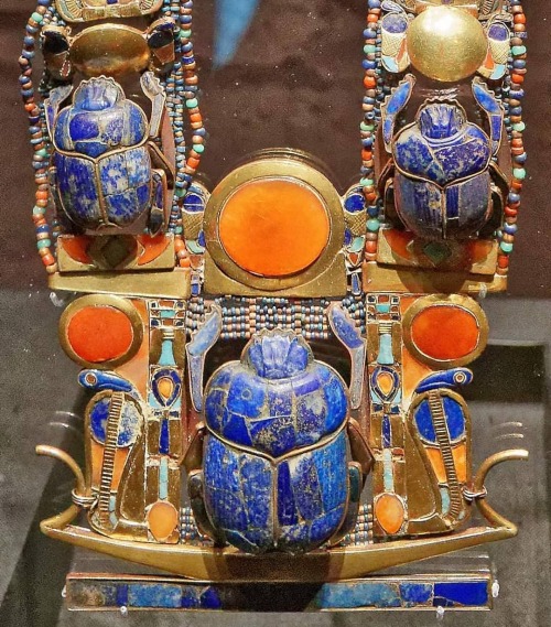 ir-egipto-travel:a sacred scarab upon a barque, flanked by two rows of ‘Djed’-‘Ankh’-‘Nfr’-sig